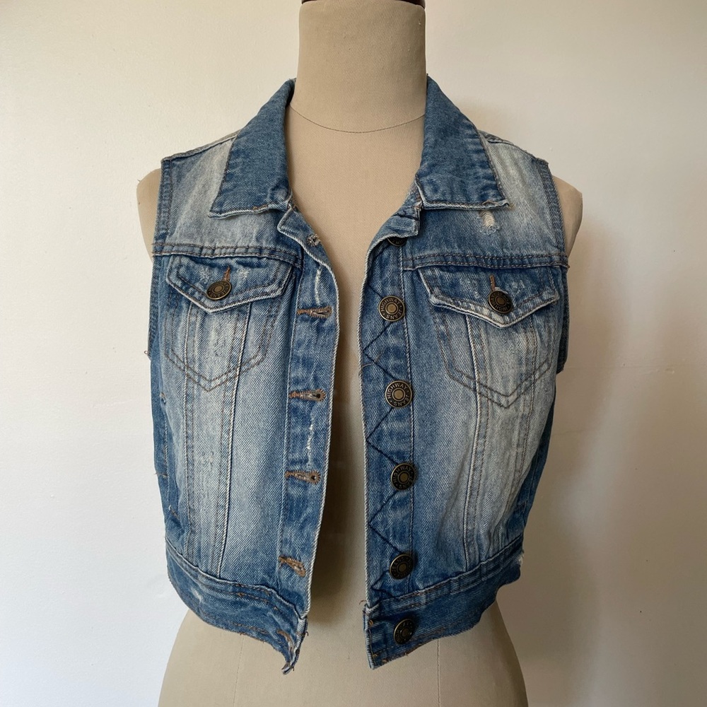 Cropped denim vest / Cropped jean vest

NEVER WORN

SIZE: M - Highway Jeans